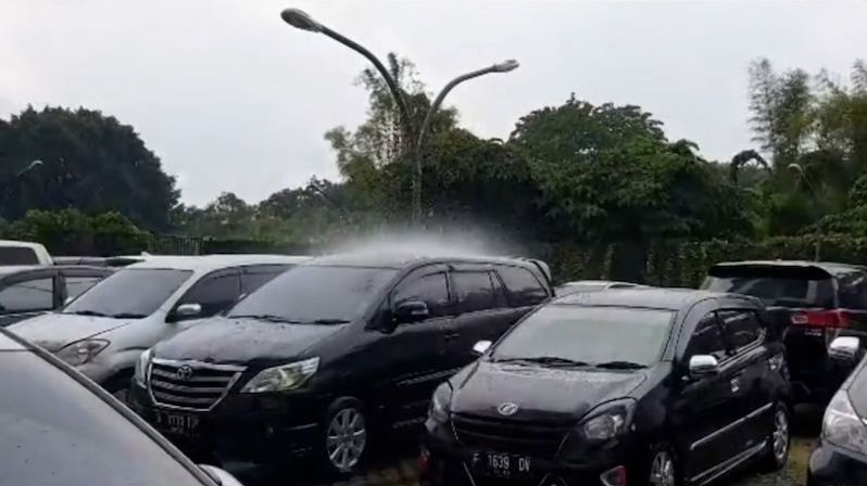 Na parkovišti pršelo na jediné auto, vzácný úkaz natočil kolemjdoucí